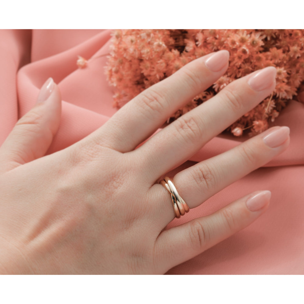 14k Yellow Gold wedding band ring detail view