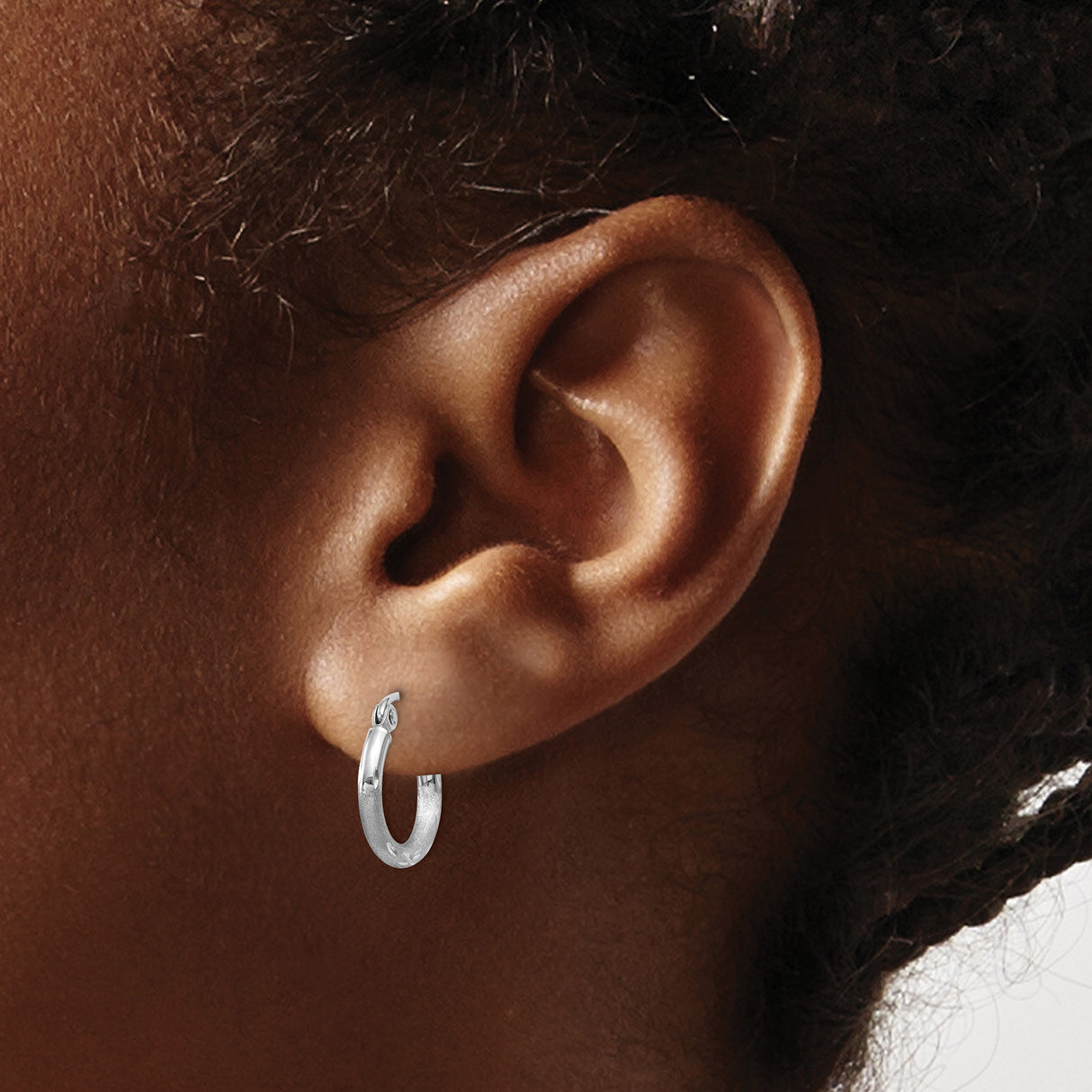 14k White Gold Hoop Earrings, Textured Design with Diamond-Cut Accents, Lightweight Polished Finish